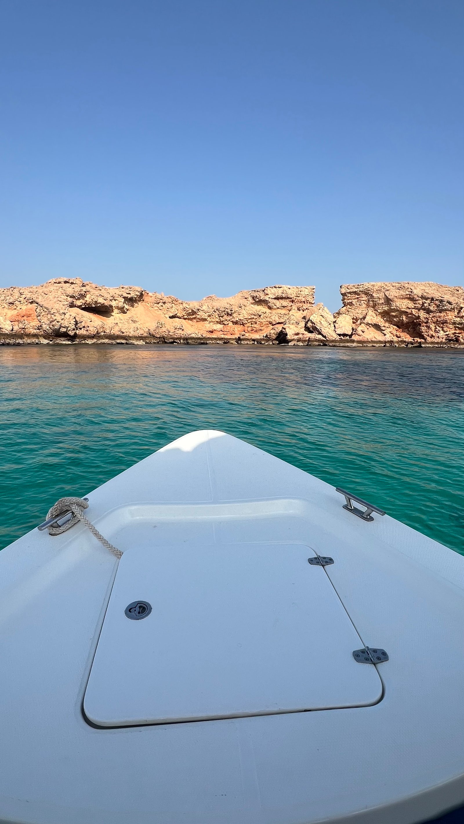Felsküste vom Boot aus, Oman